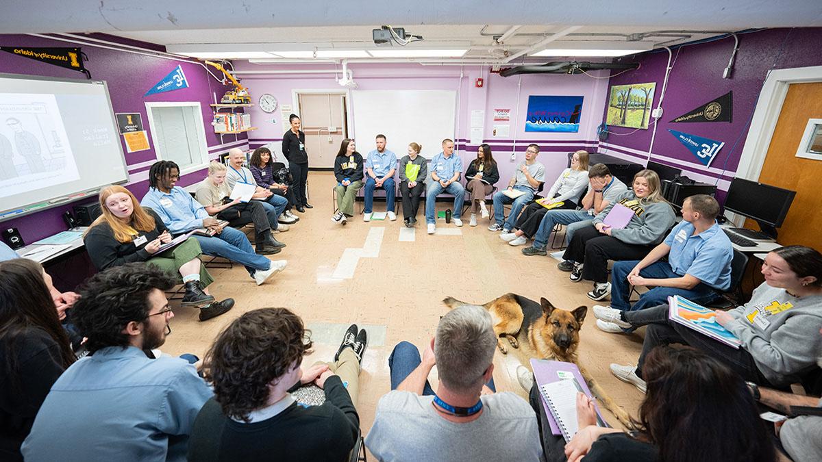 Incarcerated students and students from the Moscow campus have a classroom discussion.